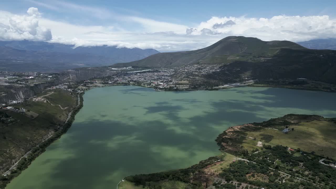 vista de drones del lago de las montañas yawarkucha o yawar kucha en ibarra ecuador, américa del sur