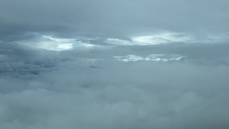 Escena-De-Nubes-Filmada-En-Un-Vuelo-Real-Desde-La-Cabina-De-Un-Avión-Con-Un-Frío-Cielo-Invernal