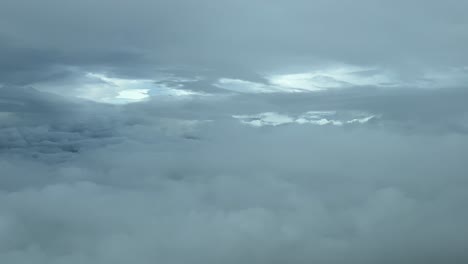 escena de nubes filmada en un vuelo real desde la cabina de un avión con un cielo frío de invierno