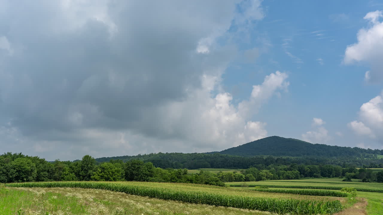 시골 시골과 들판 위로 이동하는 구름의 시간 경과