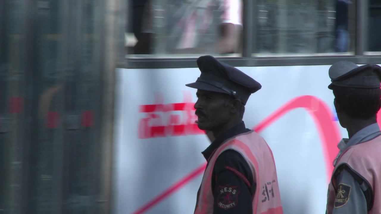 경찰은 바쁜 거리에서 교통을 지시합니다.