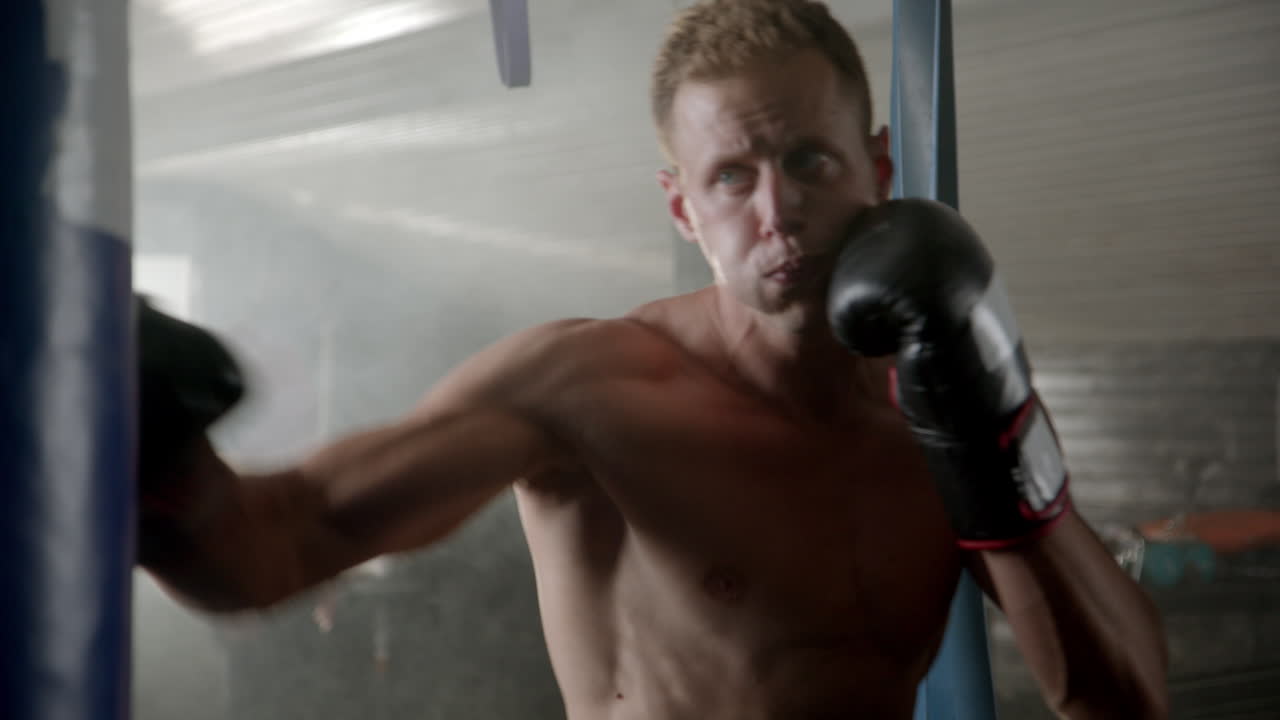 entrenamiento de boxeador con saco de boxeo