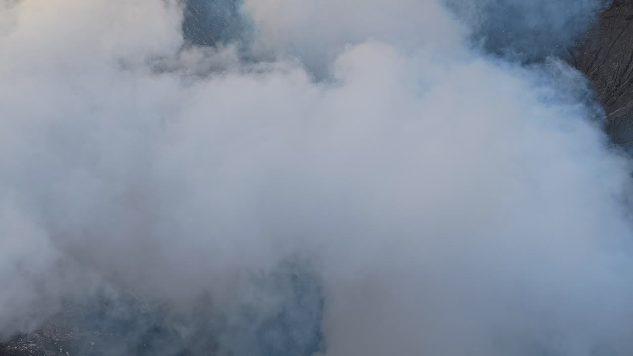 Asap putih mengepul dari kawah Gunung Bromo