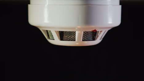 demostración del funcionamiento del detector de humo y una alarma de incendio operativa video 4k