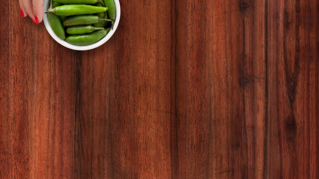 초록 칠리 고추 를 제공 하는 것