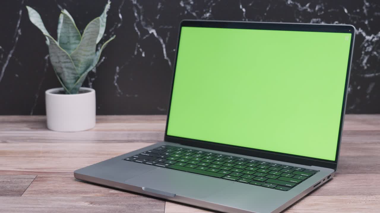 Postazione di lavoro da casa con laptop a schermo verde