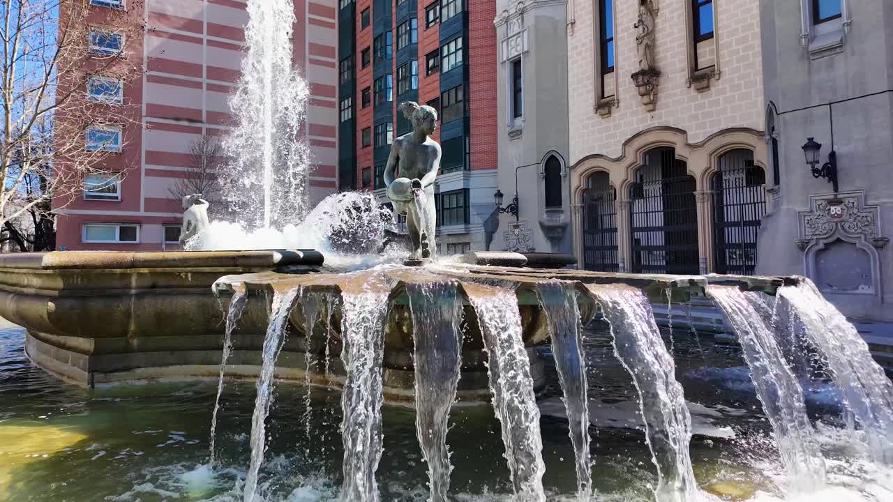Plaza de España en Madrid, Comunidad de Madrid, España. Escenario de escultura medieval. Hermosa fuente. Madrid, Comunidad de Madrid, España. Horizonte de patrimonio cultural. Paisaje urbano del centro.