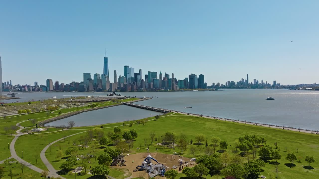 리버티 스테이트 파크의 녹색 풀과 여름에 뉴욕시의 스카이라인을 보여주는 공중 파노라마