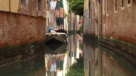 Weißes-Boot-Im-Wasserkanal-Von-Venedig-Geparkt