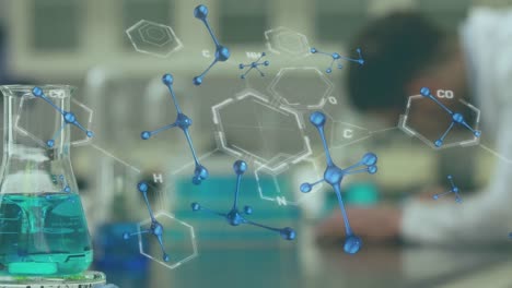 animación de estructuras moleculares y vaso lleno de líquido, científico borroso trabajando en el laboratorio