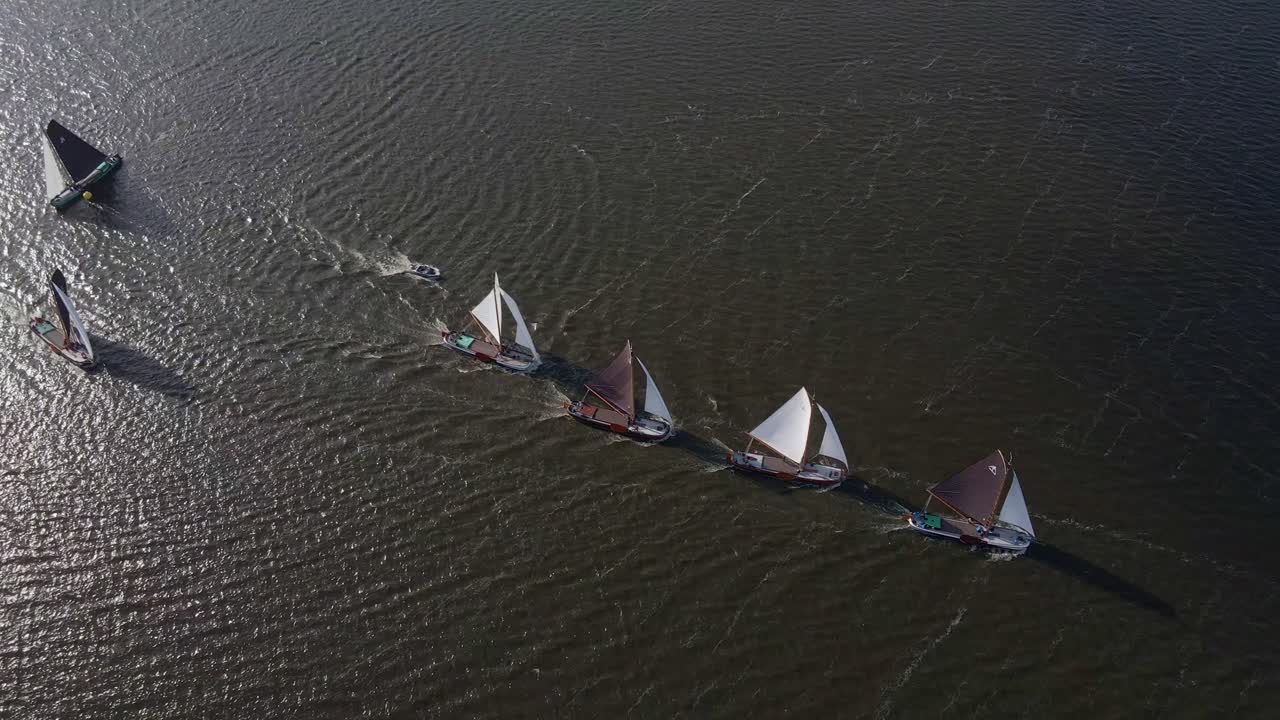 Luftfoto af traditionelle skutsje-både på Sneekermeer-søen i Sneek, Friesland, Holland.