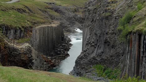 Studlagil-Espectacular-Valle-Con-Interesantes-Formaciones-Rocosas-Con-Un-Río-Que-Lo-Atraviesa