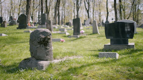 friedhof mit grabsteinen in einem stadtgebiet an einem sonnigen tag 6