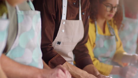 chef y estudiantes destrozando ajo en la clase maestra de cocina