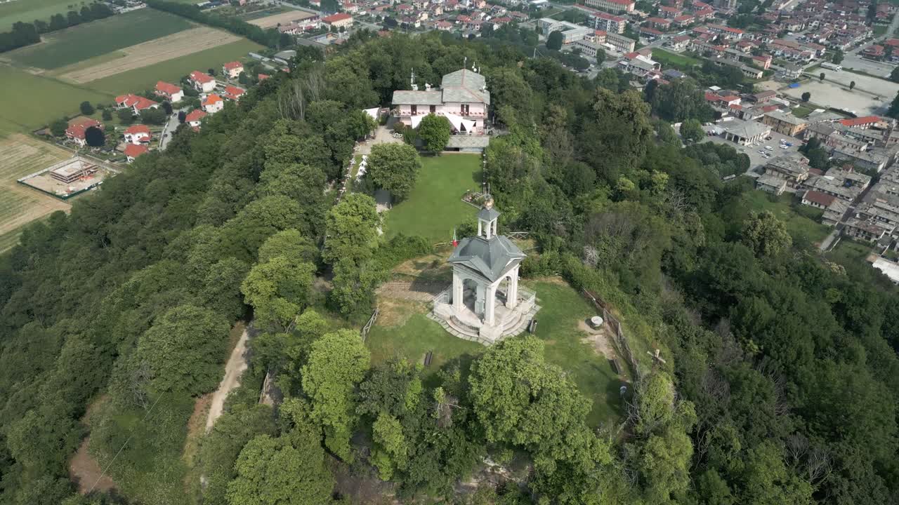 Tilting drone shot of Italy's rural Pilone Della Vetta on top of a rural hill