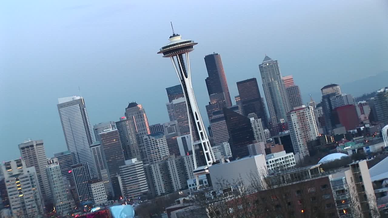 시애틀의 랜드마크인 스페이스 니들과 다른 시내 고층 빌딩의 각진 조감도