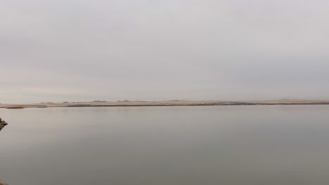 una vista de un río en el día nublado de la noche, tiro amplio, tiro de arco