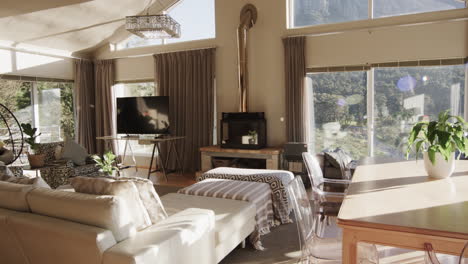 fotografía panorámica del interior de la sala de estar amueblada con vistas a la ladera de la montaña, en cámara lenta