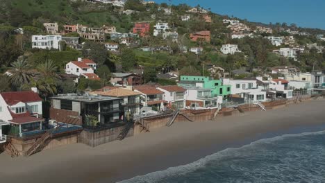 Vista-De-Drones-Por-La-Tarde-Desde-Los-Edificios-De-Población-De-Malibu,-California