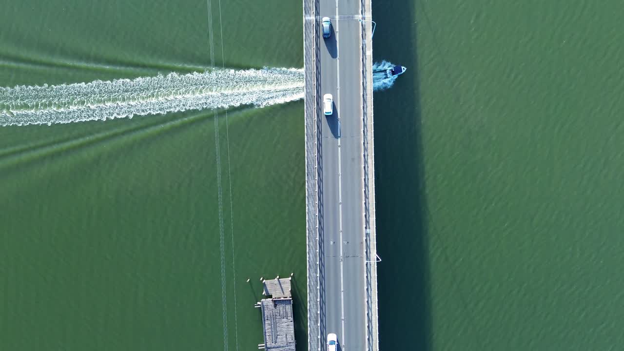 토클리 다리 아래의 드론 항공 보트, 도로 교통 도로, 고로칸, 투게라 호수, 중앙 해안 관광, 오스트레일리아