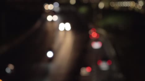 Wunderschönes-Bokeh-Von-Autoscheinwerfern-Auf-Einer-Doppeldeckerautobahn-In-Einer-Großstadt-Bei-Nacht