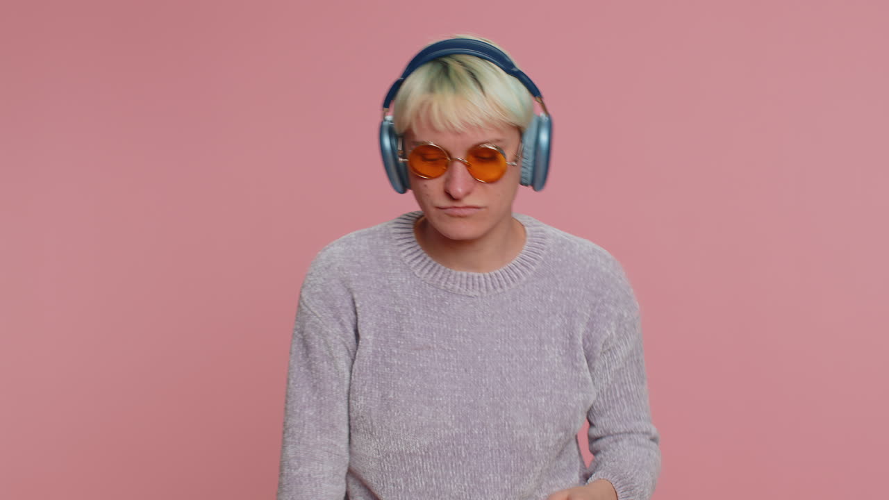 joven feliz con auriculares escuchando música bailando discoteca divirtiéndose relajándose en la fiesta de navidad