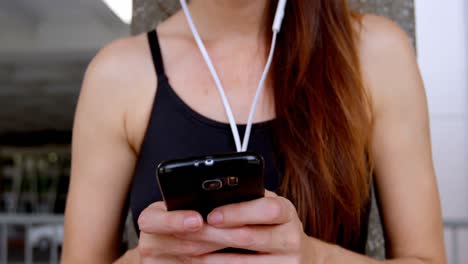 bailarina de ballet usando un teléfono móvil 4k