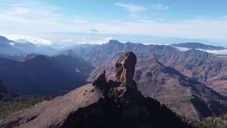 sobrevuelo de roque nublo, una roca volcánica en la caldera de tejeda, gran canaria, islas canarias, españa