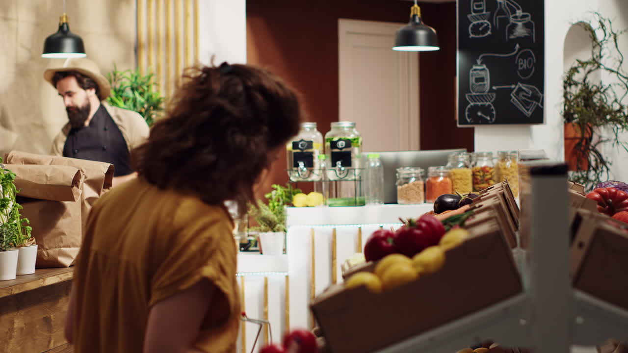 Mujer añadiendo alimentos saludables a la canasta de la compra