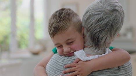 niño feliz abrazando a la abuela sonriendo abrazando a su nieto amando a la abuela disfrutando del afecto en casa concepto familiar 4k metraje
