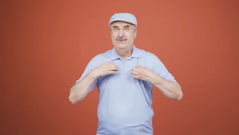 la alta temperatura del aire está asfixiando al anciano.