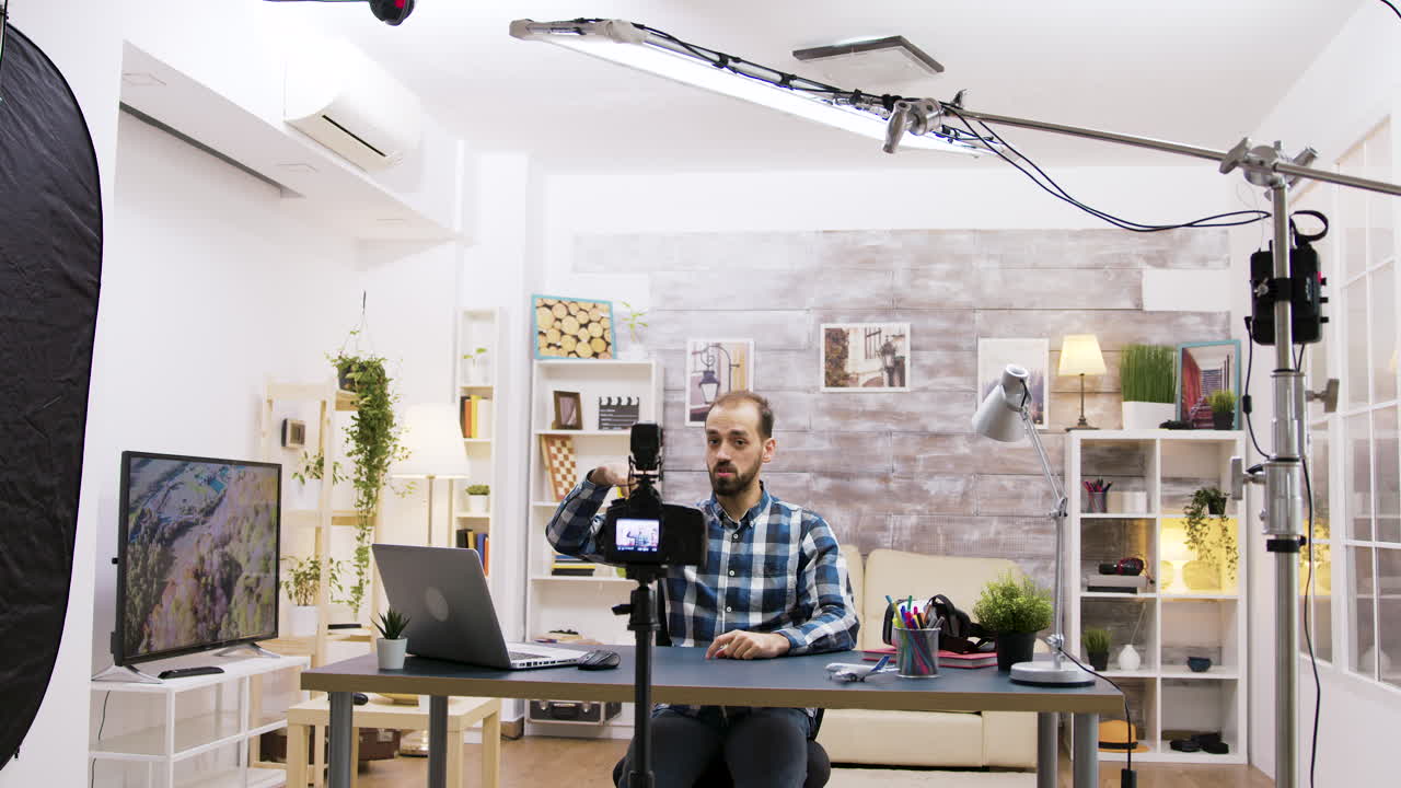 Uomo che registra video in uno studio domestico