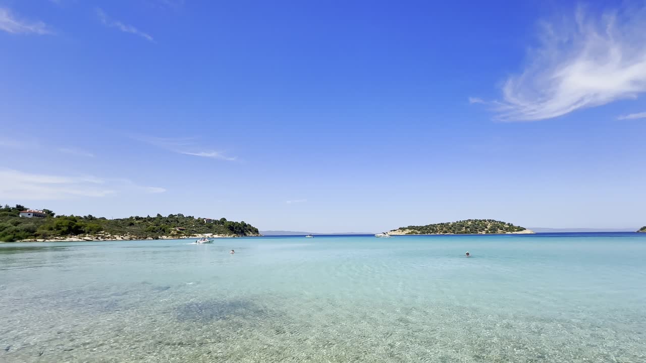 그리스 할키디키 반도의 청정 파란 발 해변