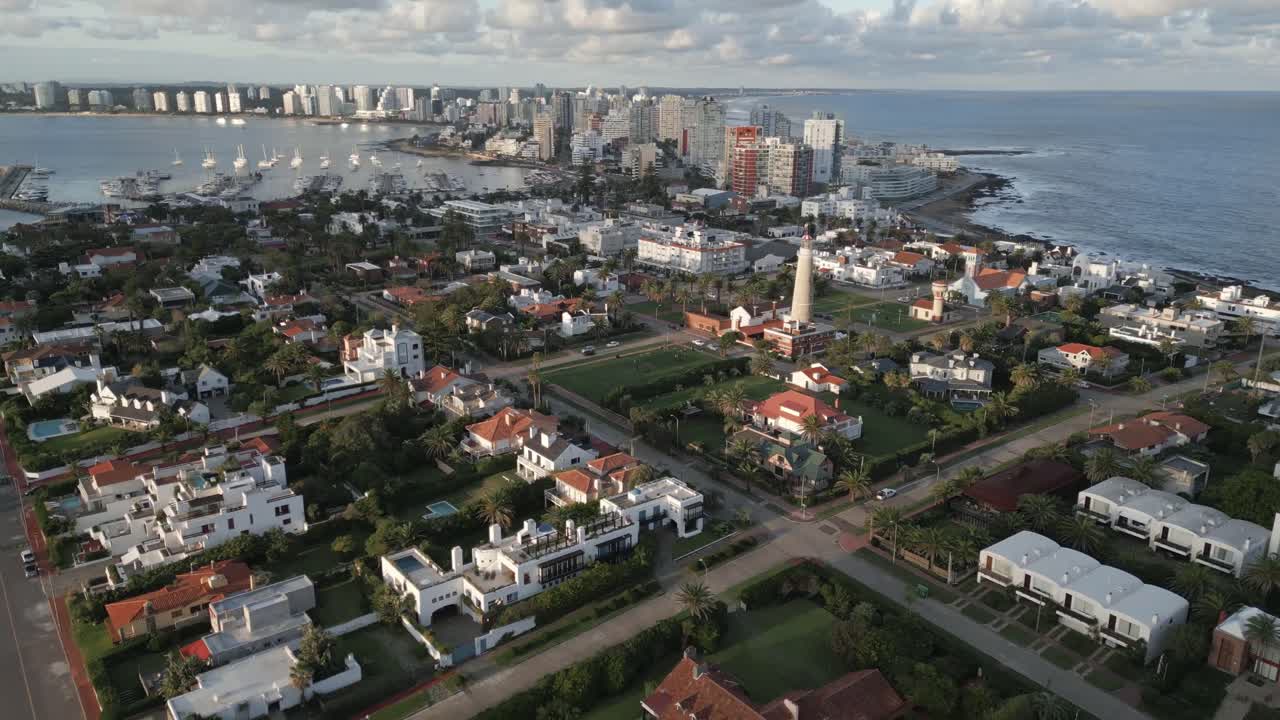 aerial de la ciudad de punta del este, uruguay, en la costa del océano atlántico. un avión no tripulado vuela sobre el paisajístico horizonte.