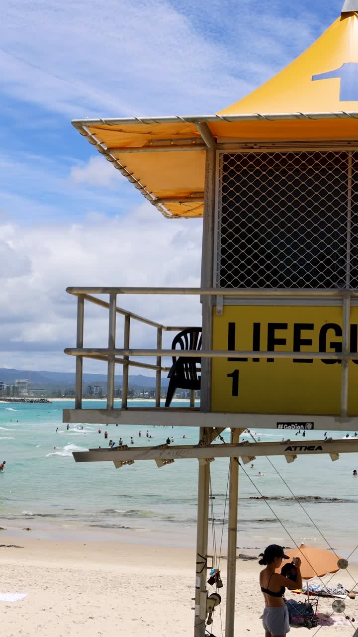 구명관 탑 이 있는 비는 해변 에서 이 비는 날