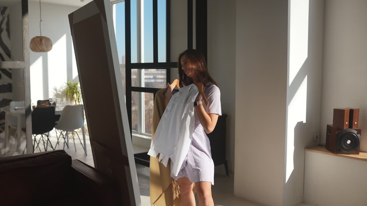 거울 앞에서 옷을 선택하는 여자