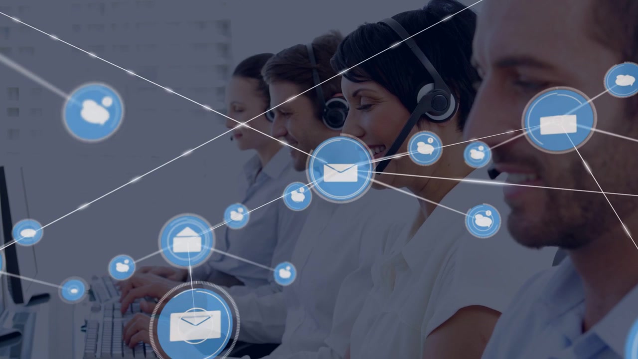 Operatori di supporto che digitano e parlano alle scrivanie, con una busta blu che genera una rete animata che mostra il flusso.