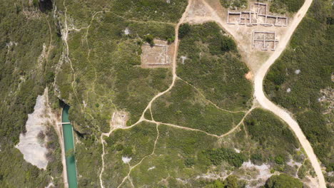 Ruinen-Auf-Einem-Hügel-Entlang-Des-Canal-De-Marseille,-Aquädukt-De-Roquefavour,-Frankreich