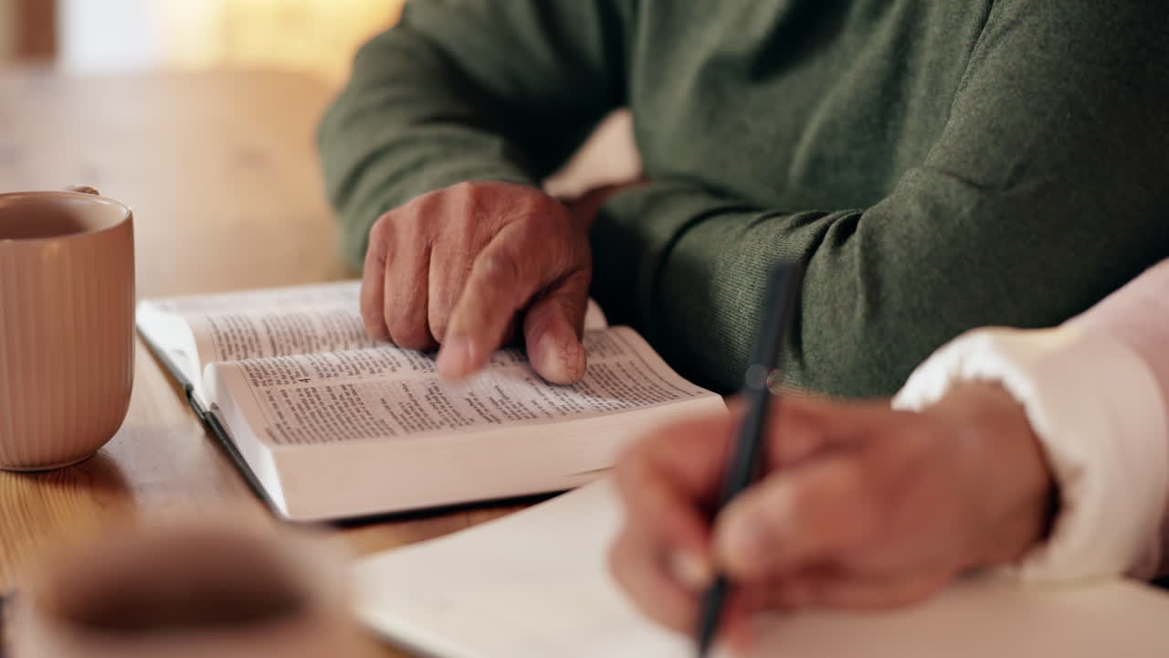 una pareja de ancianos estudiando la biblia