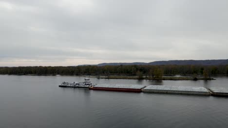 Gran-Barcaza-De-Carga-En-El-Río-Mississippi