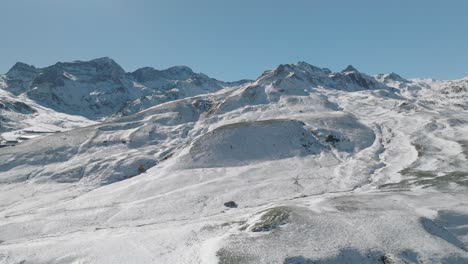 Atemberaubender-Blick-Auf-Eine-Verschneite-Landschaft