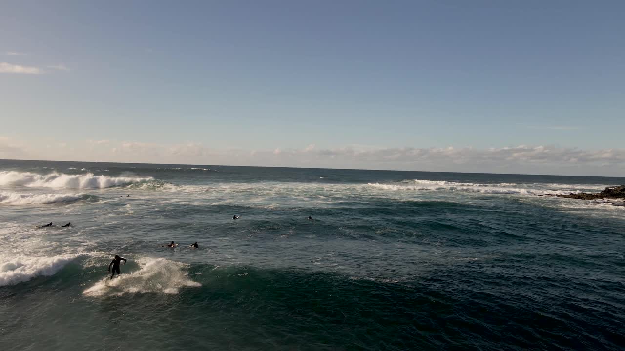 Surfista cavalca un'onda a Fuerteventura, Playa Blanca, Spagna
