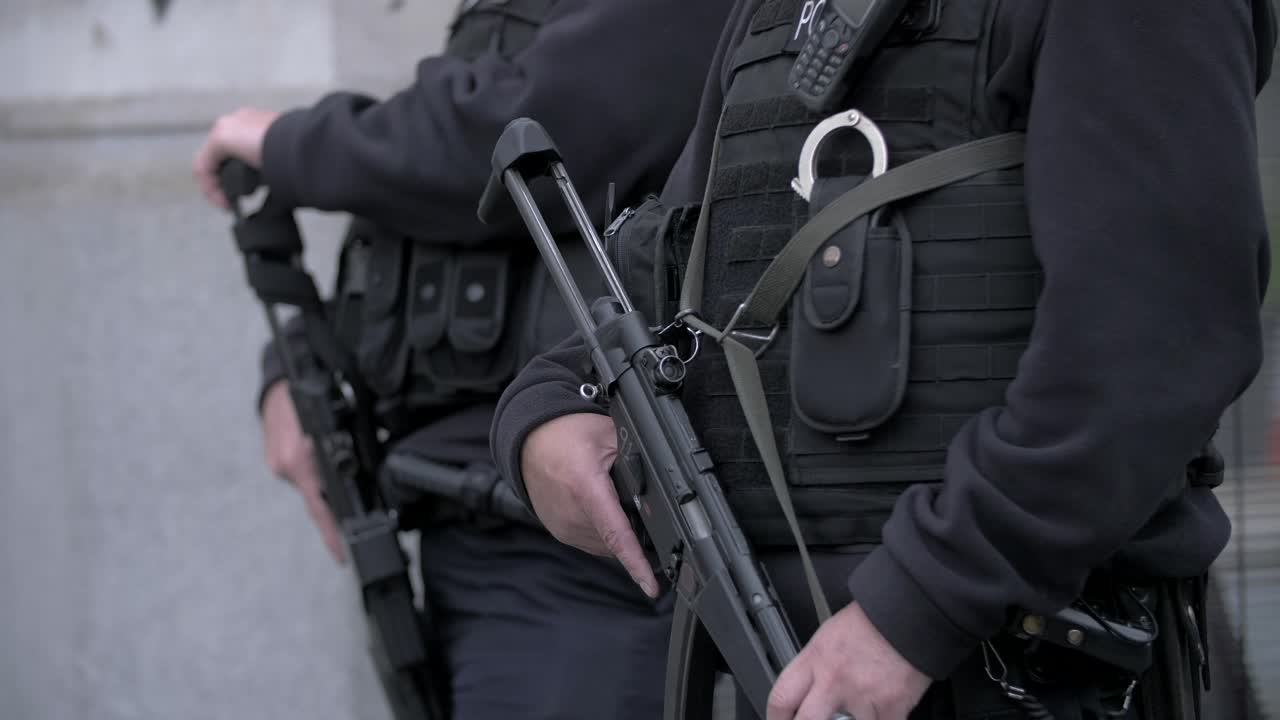 4k oficiales de seguridad con rifle ataque terrorista en cámara lenta