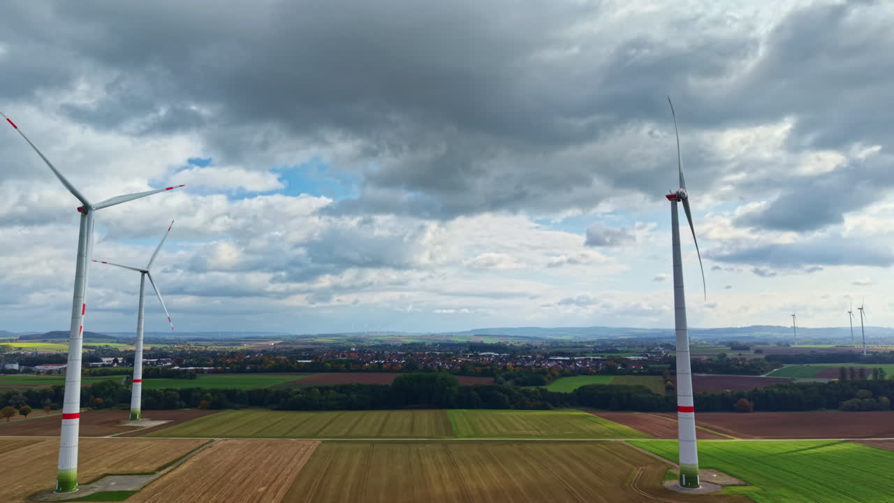 Vindmøllepark set fra oven. Luftfoto af vindmøller på marken. Produktion af ren energi uden miljøforurening. Generering af renere energi.