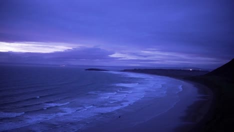 Lila-Himmel-Mit-Blick-Auf-Den-Weitläufigen-Strand-In-Wales,-Rhossili