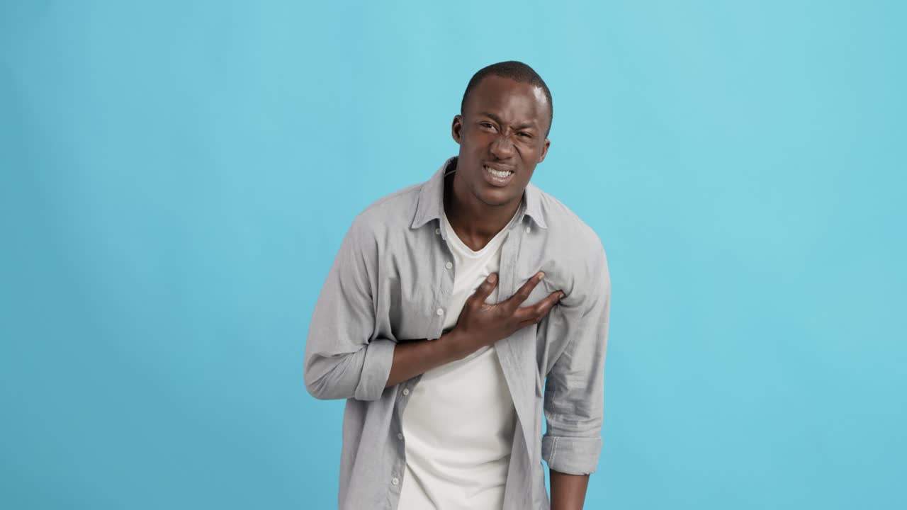 hombre con dolor en el pecho