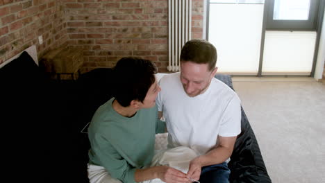 una pareja hablando en la cama.