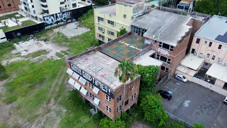 Drohnenaufnahme-Eines-Verlassenen,-Verfallenen-Gebäudes,-Verwunschener-Struktur,-Stadterkundungsblock,-Gossy-Good-Times,-Gosford,-Zentralküste-Australiens