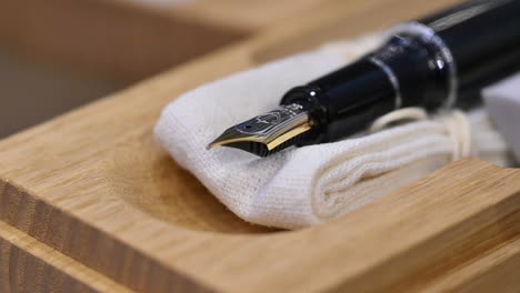 Closeup-of-a-vintage-Fountain-pen