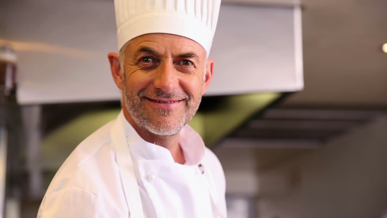 chef feliz mostrando el plato de carne de res